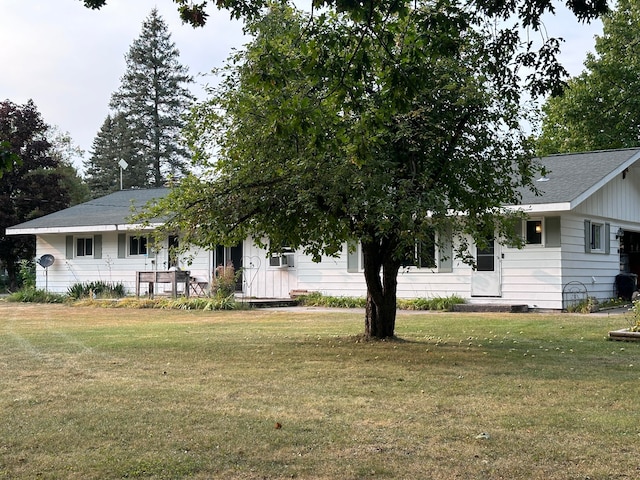 view of front of house featuring a front lawn