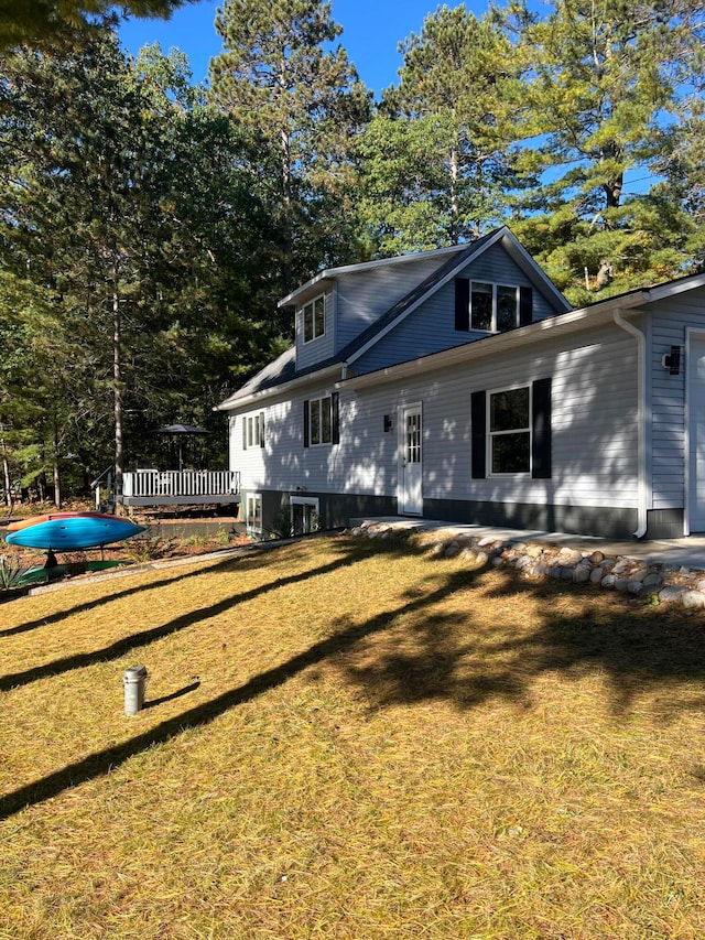 view of front of property featuring a front lawn