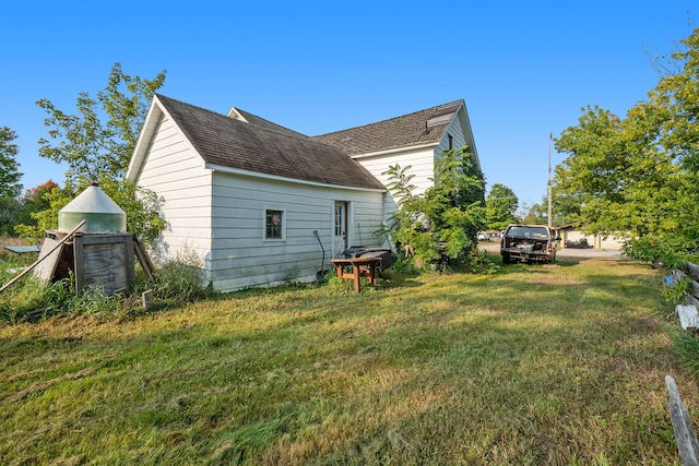 view of side of property featuring a lawn