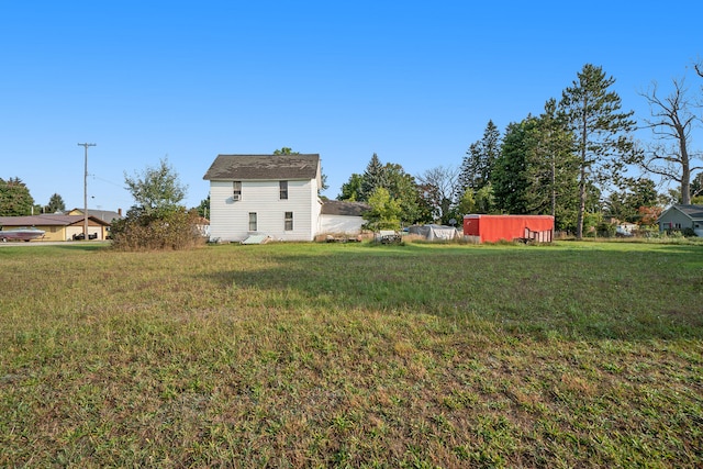 view of yard with an outdoor structure