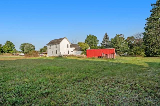 view of yard with an outbuilding