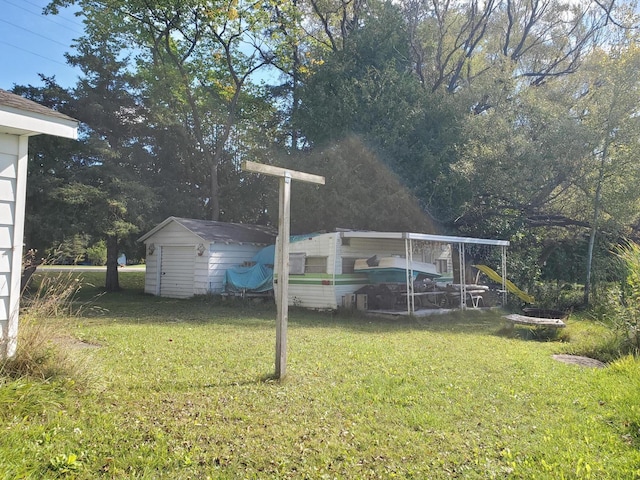 view of yard featuring a storage shed