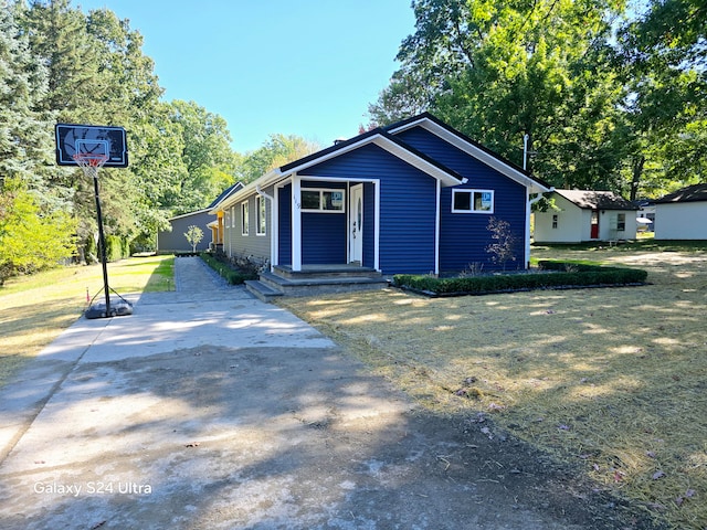 view of front of home featuring a front lawn