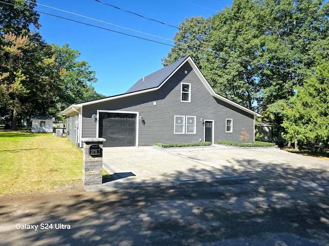 view of front of home featuring a front yard