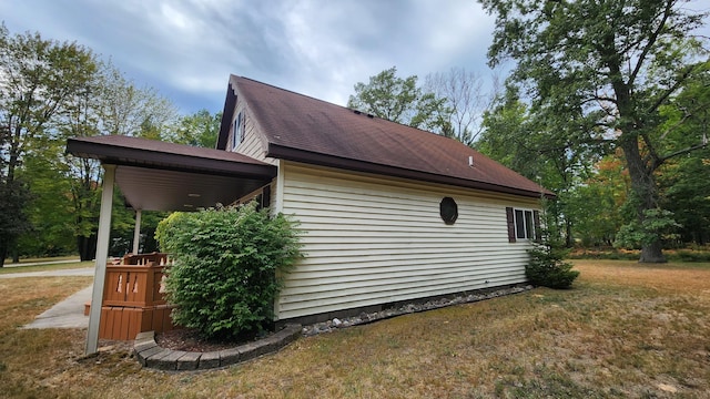 view of side of property featuring a lawn