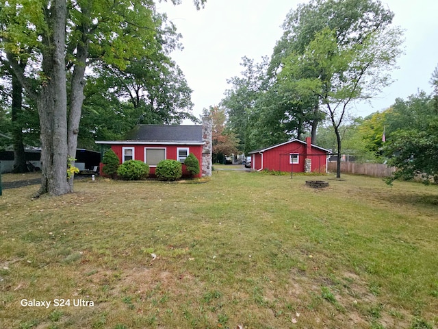 view of yard with an outdoor structure