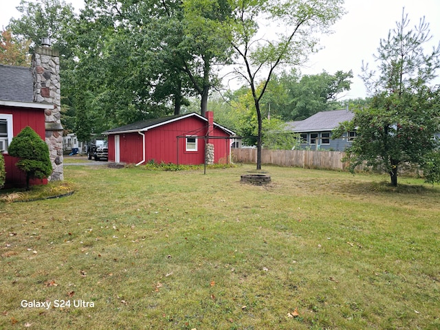 view of yard featuring an outbuilding