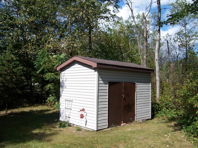 view of outdoor structure with a lawn