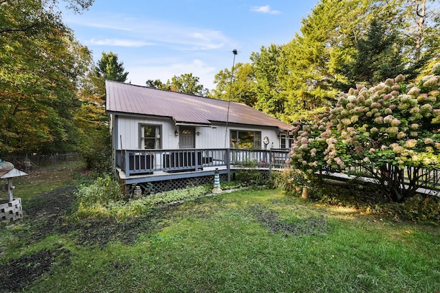 view of front of house featuring a wooden deck and a front lawn