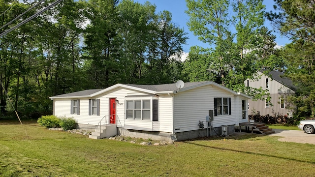 view of front facade featuring a front lawn