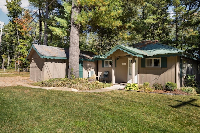 view of front of home with a front lawn