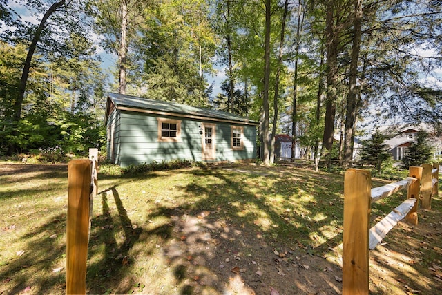 view of front of property with an outdoor structure and a front yard