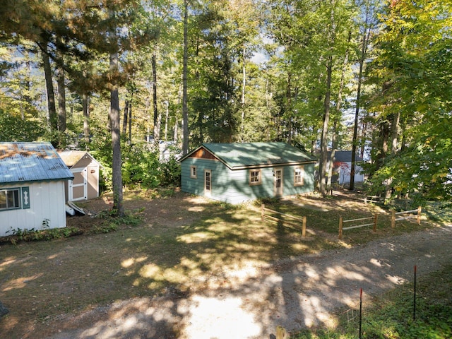 view of front of property featuring a shed