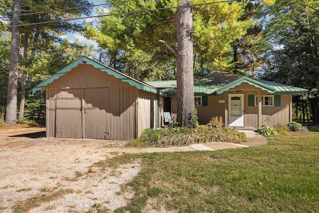 view of front of property featuring a shed and a front yard