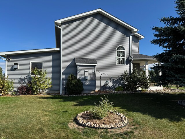 view of front facade with a porch and a front lawn