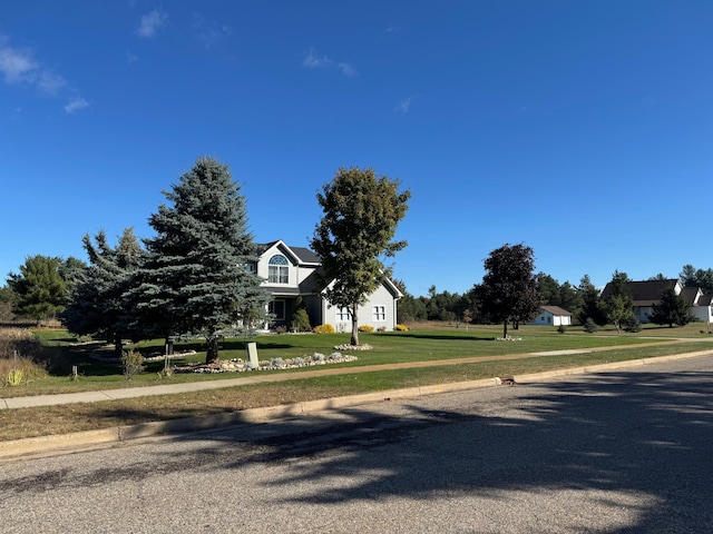 view of front facade featuring a front yard