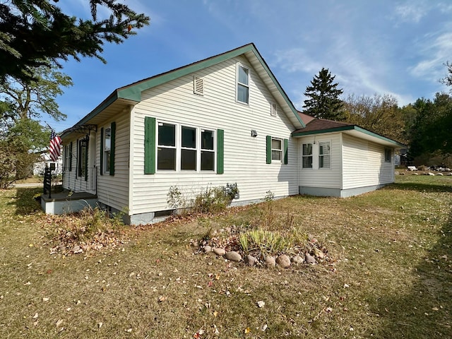 back of house featuring a yard