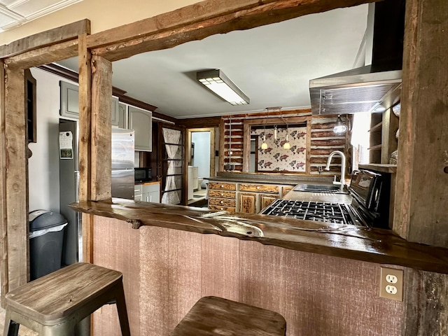 kitchen with crown molding, extractor fan, sink, and kitchen peninsula