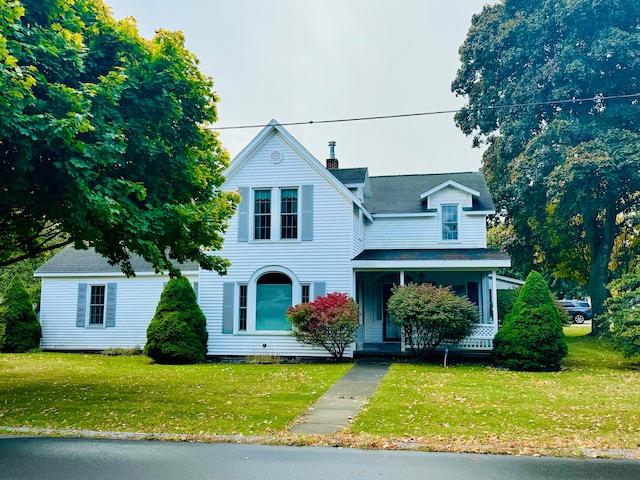 view of front of property featuring a front yard and a porch