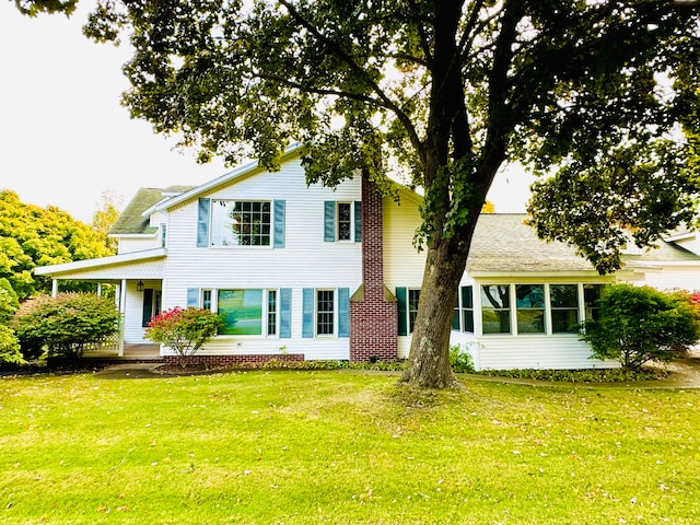 view of front of house with a front lawn