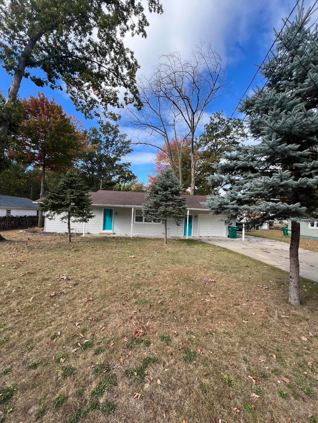 view of front facade with a garage and a front yard