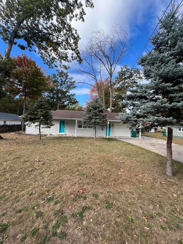 view of front facade with a garage and a front yard