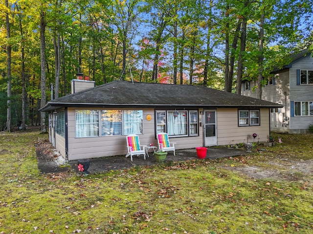 view of front of property featuring a front yard