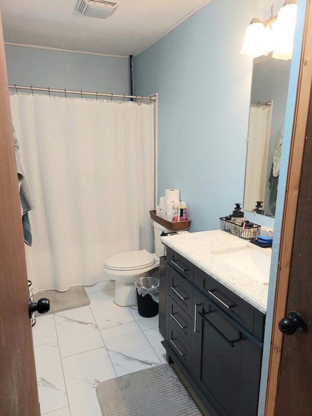 bathroom with a shower with curtain, vanity, and toilet