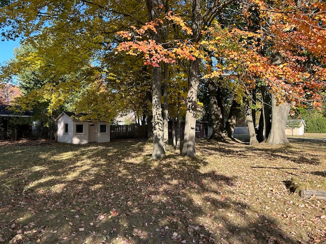 view of yard with an outdoor structure