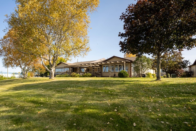 view of front of property featuring a front lawn