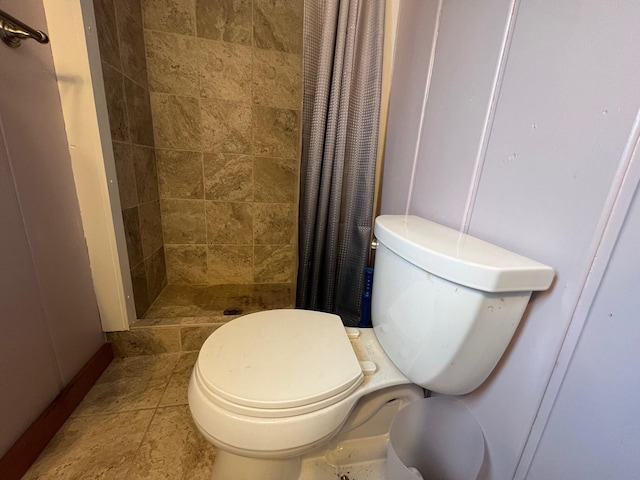 bathroom with toilet and a shower with shower curtain