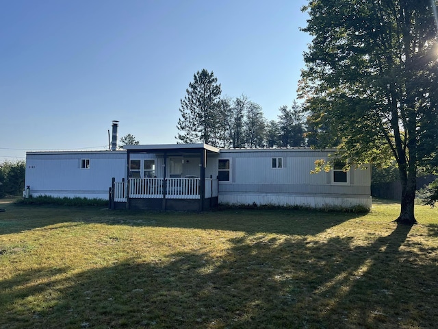 view of front facade with a front yard