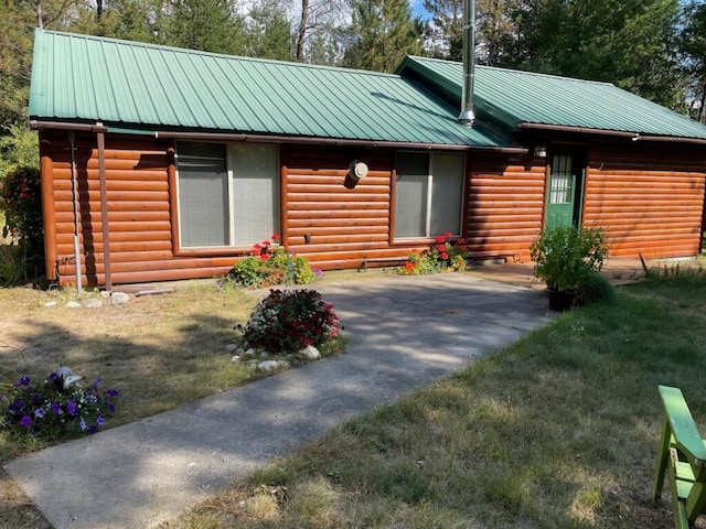 view of front of property featuring a front lawn