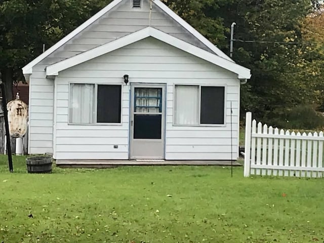 view of front of house with a front lawn