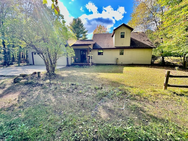 view of front facade featuring a garage and a front lawn