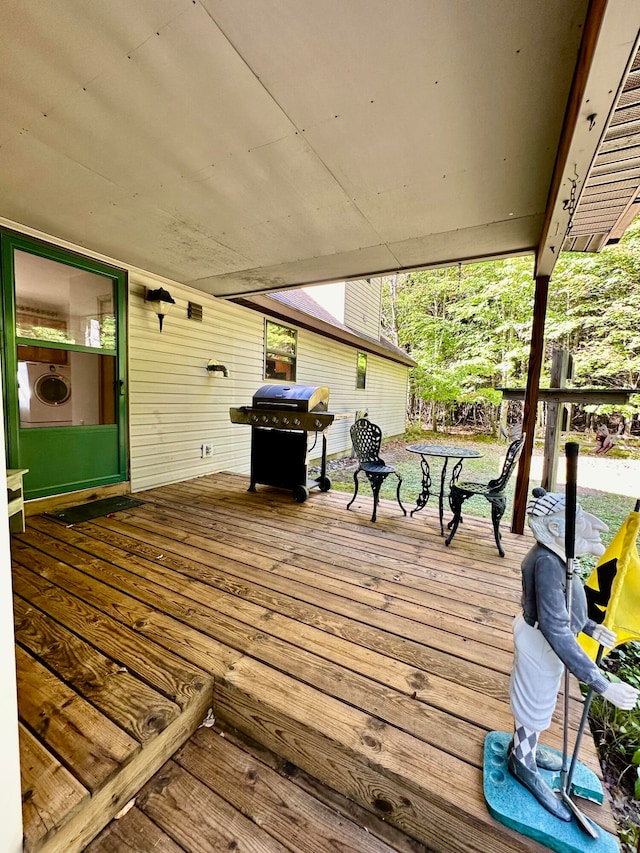 deck with grilling area and washer / dryer