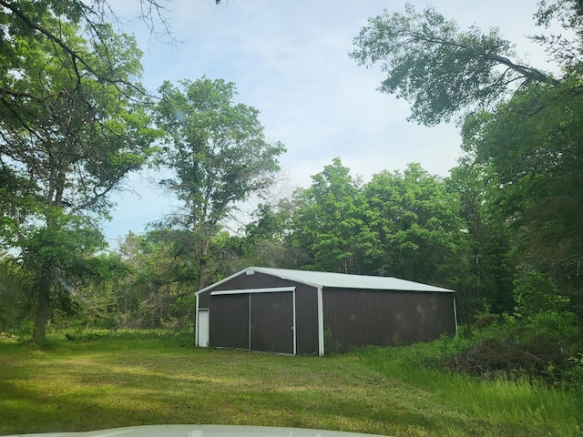 view of outdoor structure featuring a yard