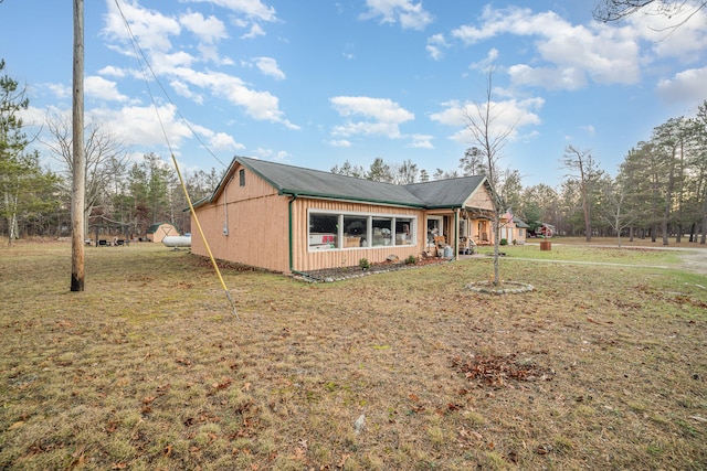 view of front of property with a front yard