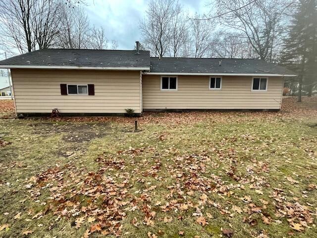 back of house featuring a lawn