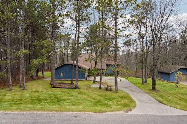 view of front of home featuring a front lawn