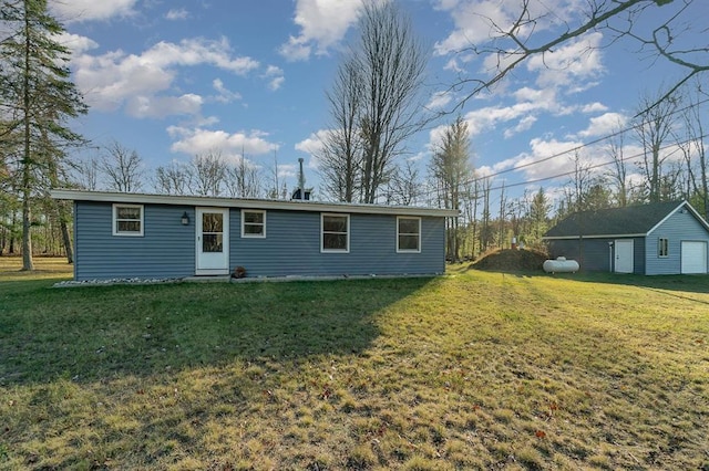 view of front of house featuring an outbuilding and a front lawn