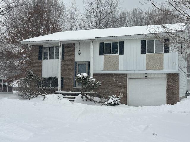 view of front facade featuring a garage