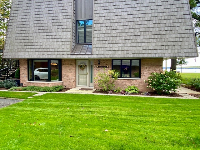 view of front of home featuring a front yard