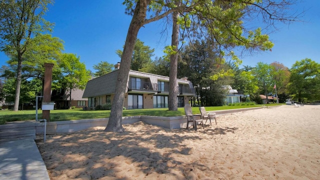 view of property's community featuring a lawn