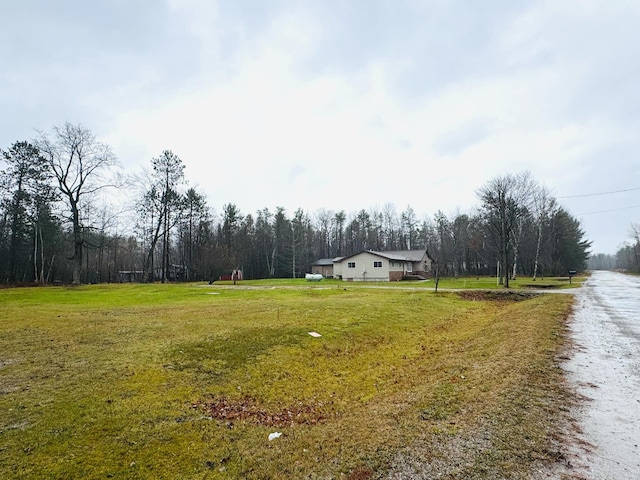 view of yard featuring a rural view