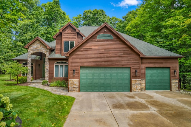 view of front of property featuring a front yard