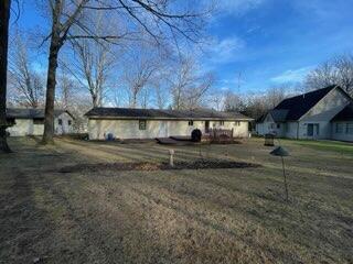 view of front of property with a front lawn