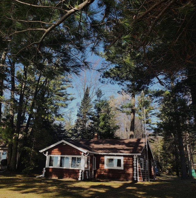 view of front of house with a front lawn