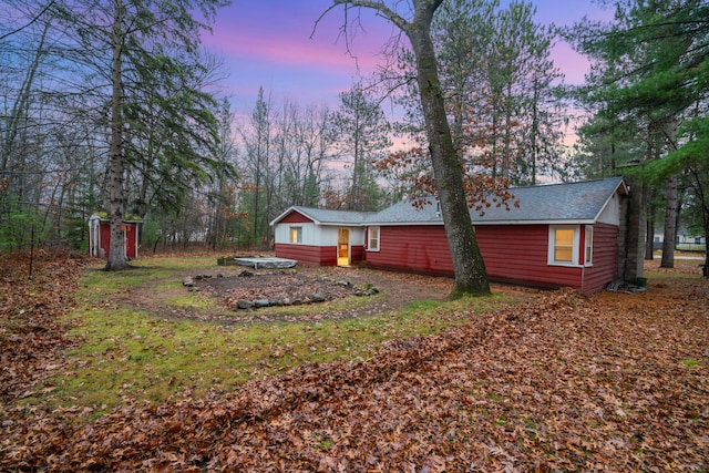 view of yard at dusk