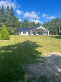 view of front of property with a front yard